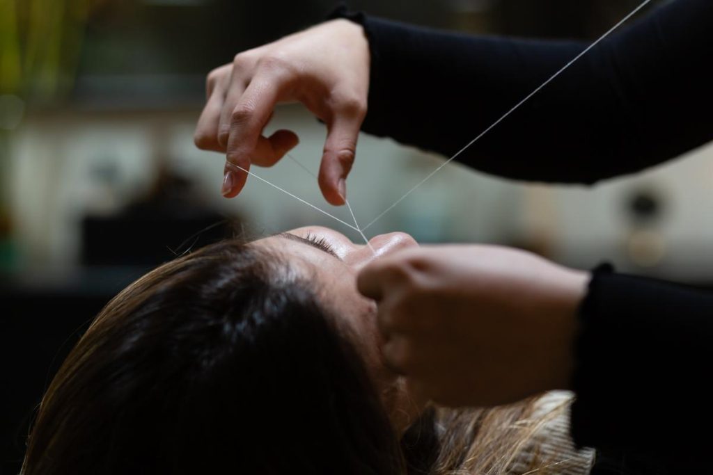 Depilación con hilo y diseño de cejas - threading Madrid, Sevilla y Málaga - La Belleza del Alma